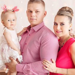 Семейная фотосессия в студии Семейная фотосессия в студии